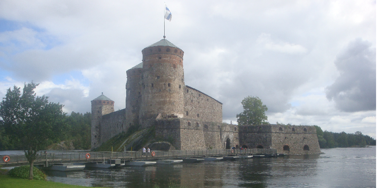 Olavinlinna-Savonlinna-meer-water-torens-brug-vlag-kasteel-Finland