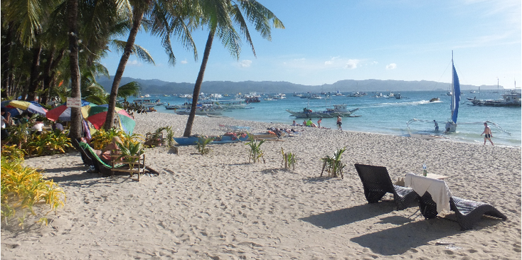 Boracay-White-Beach-strand-palmboom-strandstoel-zee-Filipijnen