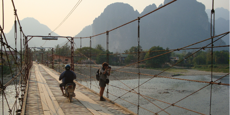 Vang-Vieng-houten-hangbrug-loopbrug-bergen-Karst-Laos