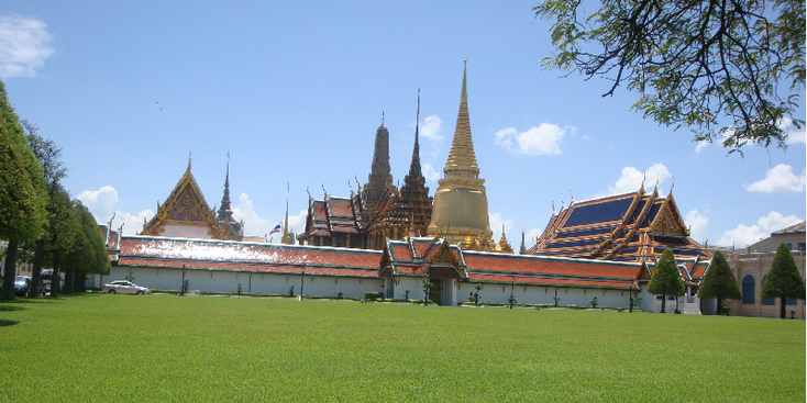 Grand-Palace-Bangkok-muren-ommuurd-gouden-punten-Thailand