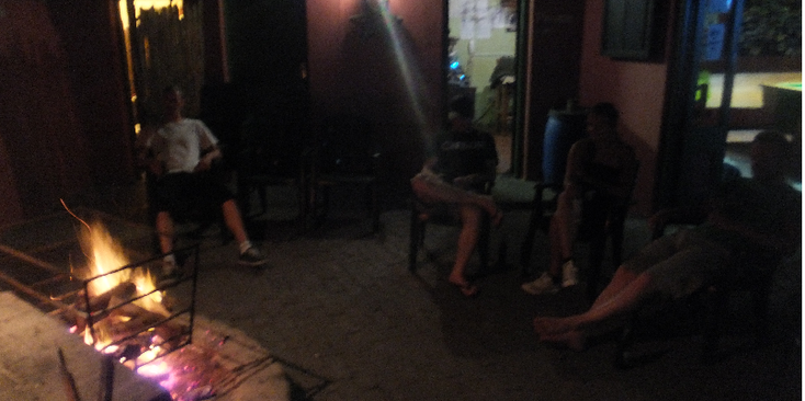 Backpackers-Paradise-hostel-guesthouse-barbecue-vuur-tuin-Oudshoorn-Zuid-Afrika