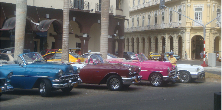Havana-Cuba-klassieke-Amerikaanse-auto-Capital-koloniale-gebouwen-gekleurd