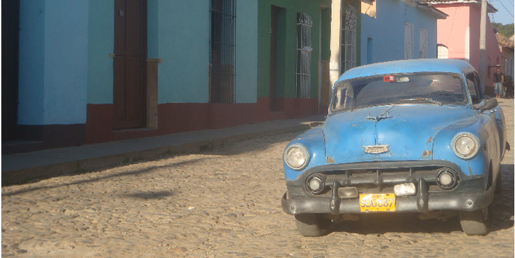 Cuba-klassieke-Amerikaanse-auto-straatleven-keitjes-gekleurde-huizen