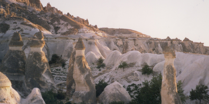 Cappadocia-Turkije-schoorstenen-grotten-luchtballon