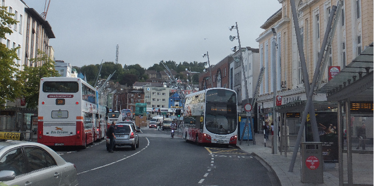 Cork-Ierland-straatleven-winkelstraat-dubbeldecker-bus