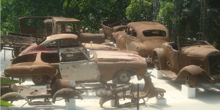 Napoles-Hacienda-auto-collectie-uitgebrand-Doradal-Pablo-Escobar-Colombia-poort-vliegtuig-Finca-Landgoed-villa
