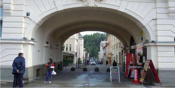 Namesti-SNP-Banska-Bystrica-poort-winkel-Slowakije
