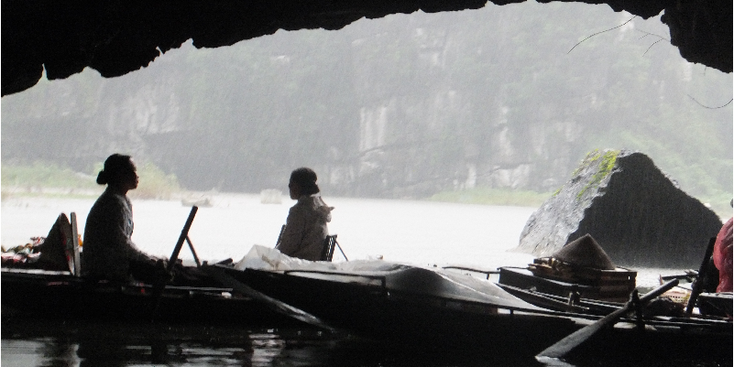 Tam-Coc-Ninh-Binh-boten-tunnel-grot-karst-gebergte-roeiers-Vietnam-rivier