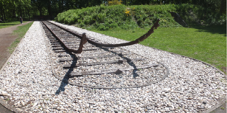 Nationaal-Monument-Westerbork-Rails-omgekrulde-treinrails-concentratiekamp-WW2-Nederland