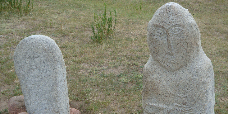 Chaplan-Ata-Issyk-Kol-stenen-bewerkt-hoofd-Kirgizië