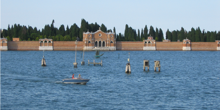 Venetië-Via-Murano-water-boot-palen-Italië