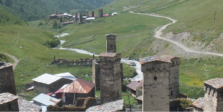 Ushguli-rivier-Svaneti-Kaukasus-wachttorens-beekje-Georgië