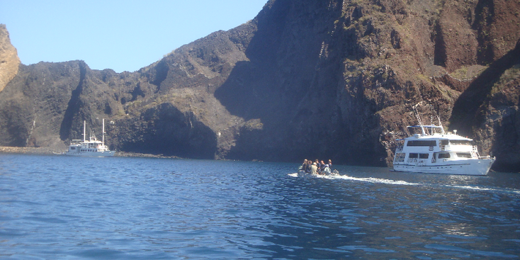 Buccaneer-cove-boekanier-piraten-grot-boot-Galapagos-Ecuador