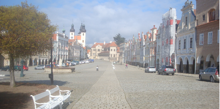 Telc-Namesti-Zachariase-Z-Hradce-driehoeks-plein-Tsjechie-gekleurde-koopmanshuizen