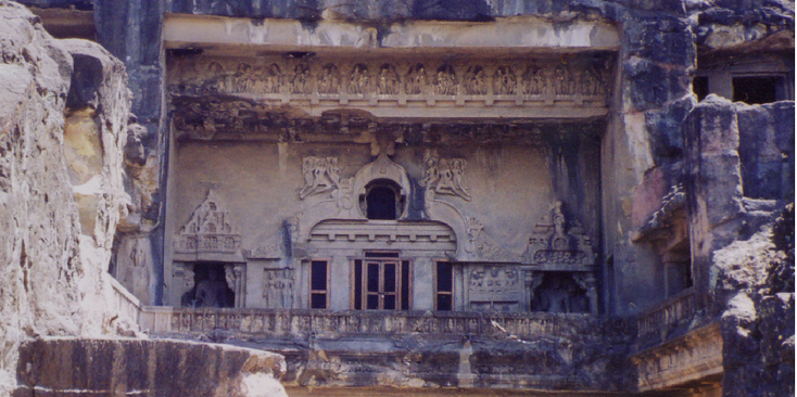 Ellora-grotten-rotsen-steen-beelden-India