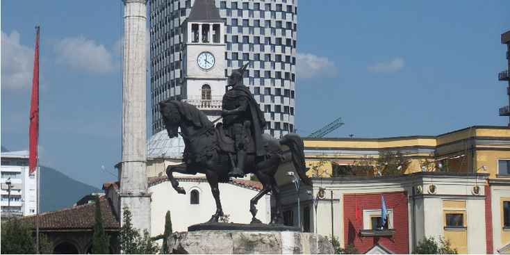 Tirana-sheshi-skenderbeg-plein-klokkentoren-skanderbeg-monument-moskee-Albanië