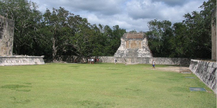 Grun-Juego-de-Pelota-Chichen-Itza-veld-Mexico