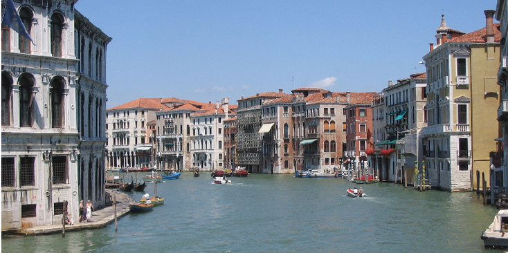 Venetië-Gran-Canal-kanaal-boten-water-palen-Italië