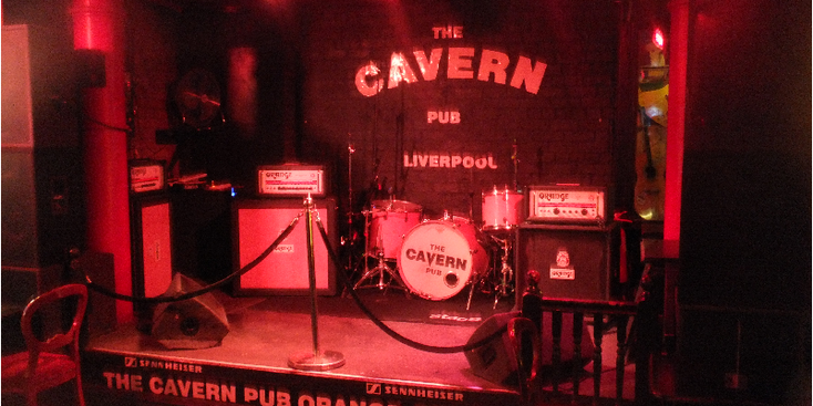 Cavern-pub-Liverpool-stage-bühne-drumstel-rood-licht-Beatles-Engeland