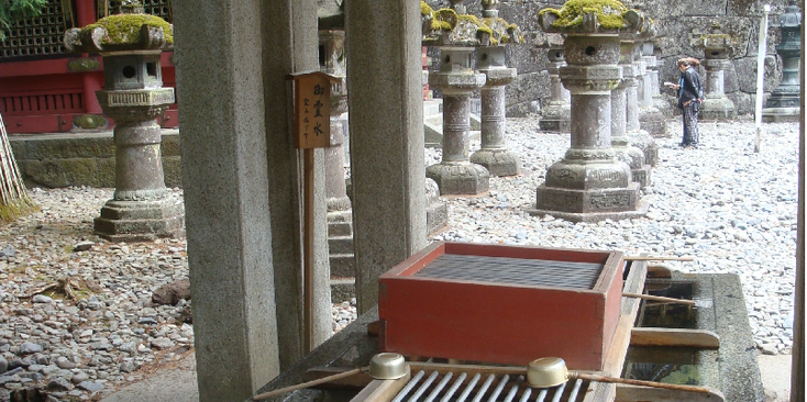 Nikko-tempel-traditioneel-authentiek-lantaarn-waterbak-Japan