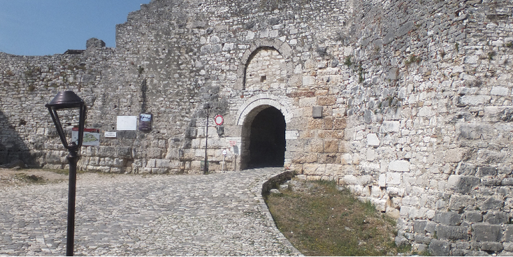 Berat-Kale-Citadel-poort-Albanië