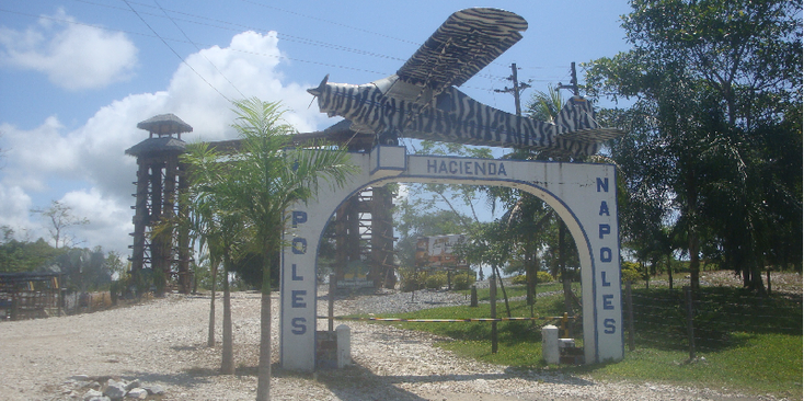 Napoles-Hacienda-Doradal-Pablo-Escobar-Colombia-poort-vliegtuig-Finca-Landgoed-villa
