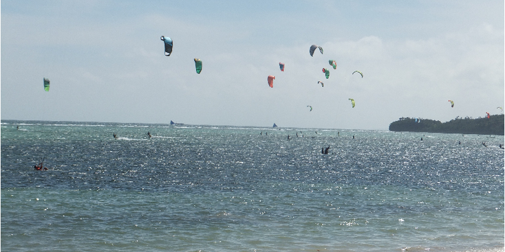 Bulabog-strand-parasailing-parachutes-strand-zee-Boracay-Filipijnen