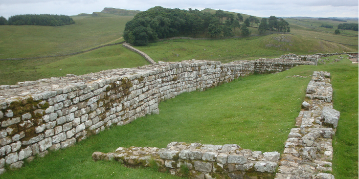 Hadrian-Wall-Stoneheads-stenen-muur-grens-Schotland-Engeland-Romeins-Picten