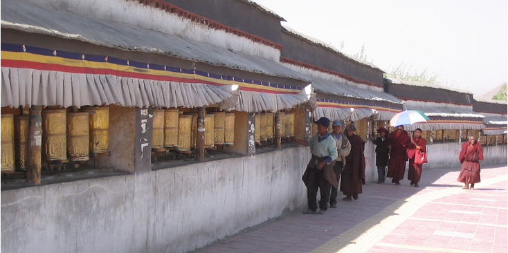 Shigatse-Tashilhunpo-klooster-monniken-Boeddhisten-Tibet-China-gebedswielen
