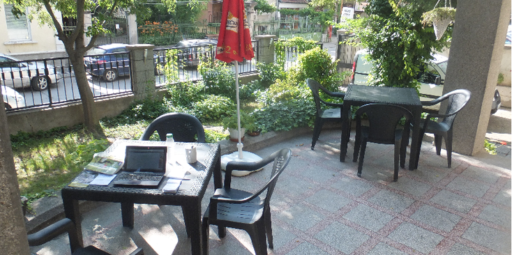 Ruse-terras-English-Guesthouse-hostel-Bulgarije