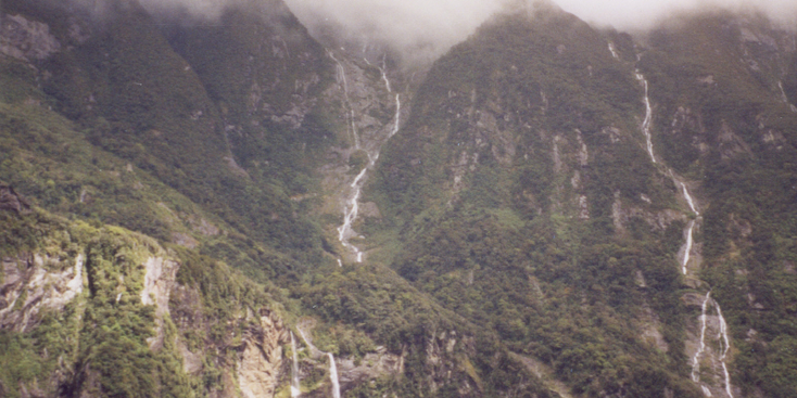 Milford-Sound-fjord-waterval-bergen-Nieuw-Zeeland