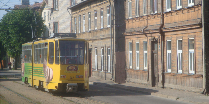 Liepaja-Letland-tram-oude-gebouwen-straatleven