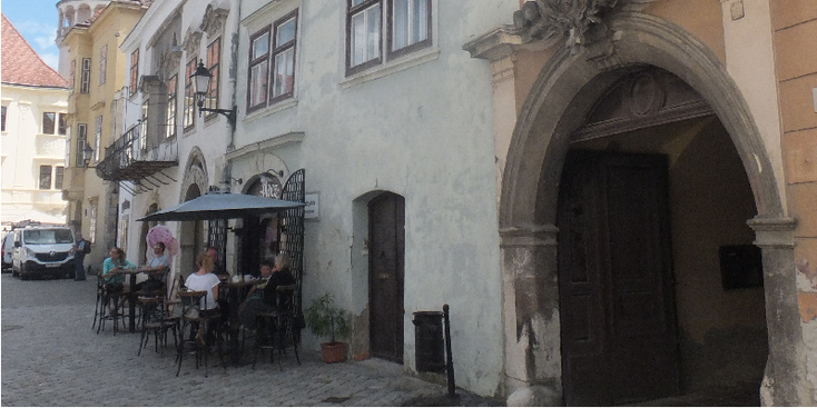 Sopron-Ter-plein-poort-koopmanshuizen-vakmanshuizen-gekleurd-Hongarije
