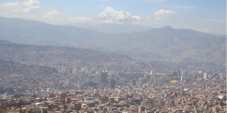 El-Alto-La-Paz-Bolivia-uitzicht-stad-besneeuwde-bergtoppen