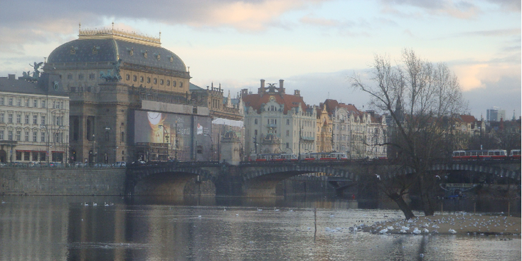 Praag-Nove-Mesto-theater-Tsjechië-Karels-brug-bruggen-rivier-Moldau-Vitava