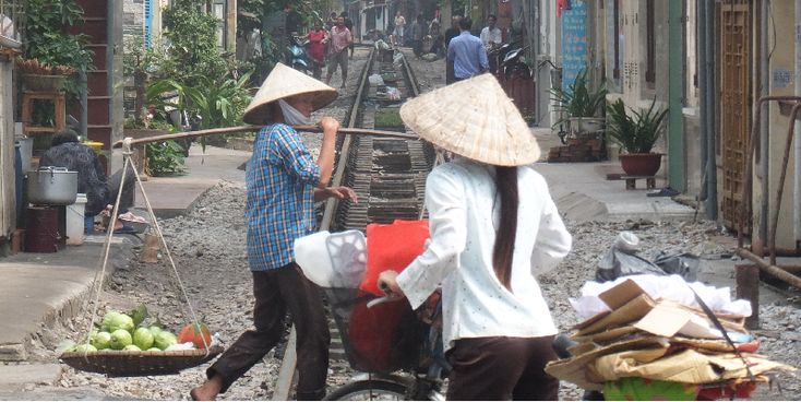 Hanoi-Train-Street-dragers-treinrails-spoorlijn-smal-fruit-Vietnam