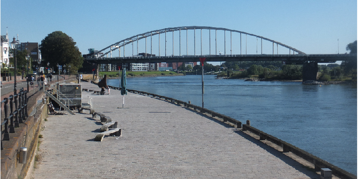 Wilhelmina-brug-Deventer-boogbrug-IJssel-rivier-kade-Nederland