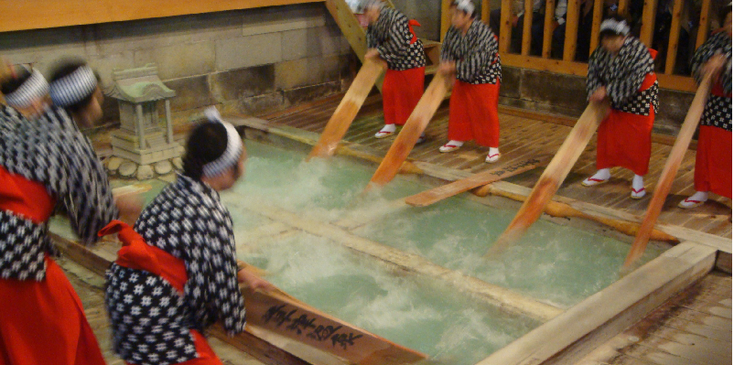 Kusatsu-onsen-Yumoni-koken-heetwater-bron-Japan