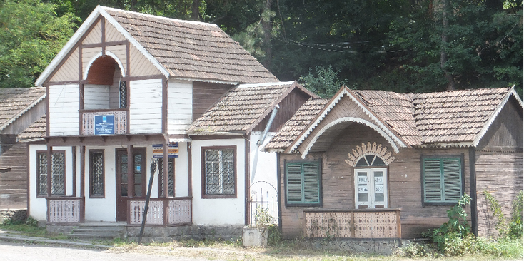 Dilijan-Armenië-houten-huizen-veranda-dakpannen