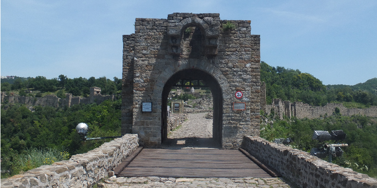 Tsarevets-ingang-poort-Veliko-Tarnovo-Bulgarije-kasteel-paleis-tsaar