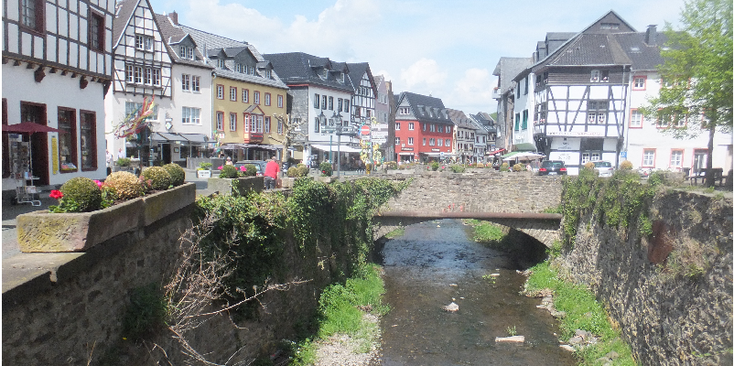Bad-Munstereiffel-koopmanshuizen-vakmanshuizen-rivier-brug-gekleurd-Duitsland