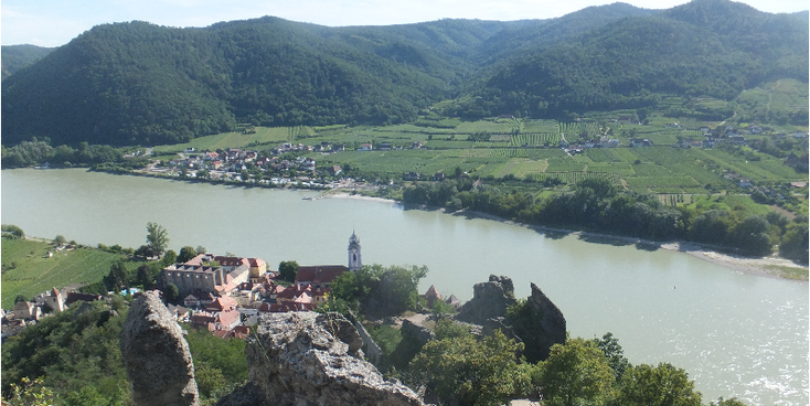 Durnstein-Donau-uitzicht-Oostenrijk-Krems-an-der-Donau-kerk