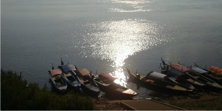 Kratie-Irrawaddy-Cambodia-Mekong-River-Bank-Boat