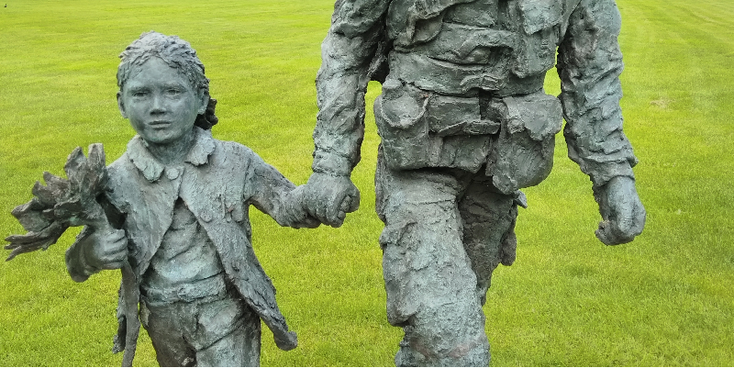 Oosterbeek-monument-beeld-soldaat-airtrooper-meisje-kind-WW2-Market-Garden-Nederland