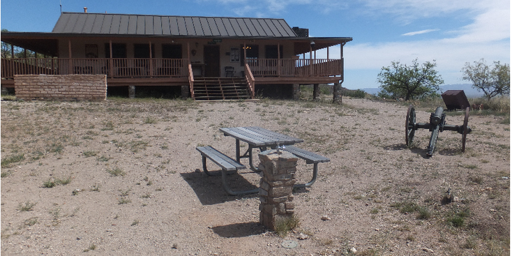 Bowie-Fort-bezoekerscentrum-Visitor-Center-picknick-bankje-kanon-Arizona-Verenigde-Staten
