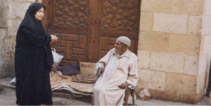 Cairo-moslim-gesluierd-islam-moskee-bewerkte-houten-deur-straatleven-Egypte