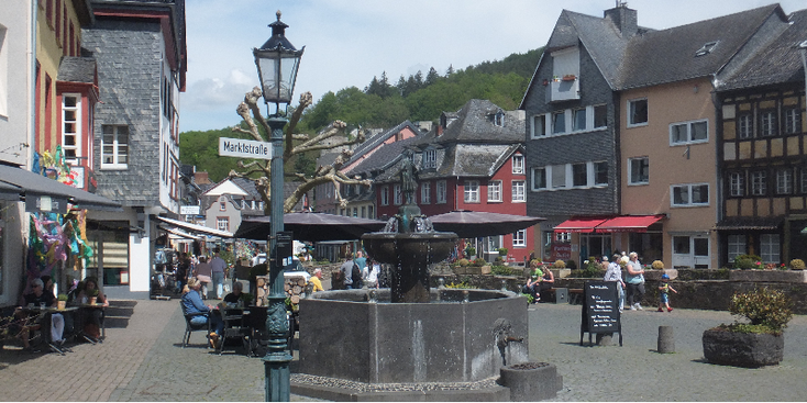 Bad-Munstereiffel-koopmanshuizen-vakmanshuizen-rivier-brug-gekleurd-Duitsland-marktstraBe-marktstraat-fontein-plein