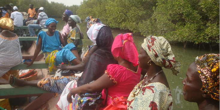 Affiniam-boot-pirogue-kleurrijk-jurken-rivier-Senegal