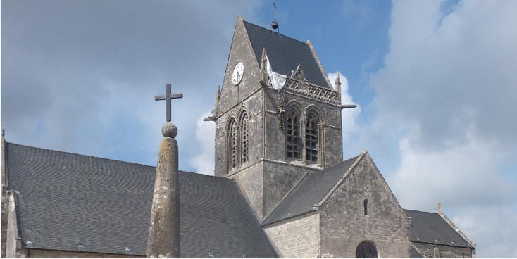 Sainte-Mère-Église-kerktoren-parachute-John-Steele-D-day-Overlord-invasie-Normandië-Frankrijk