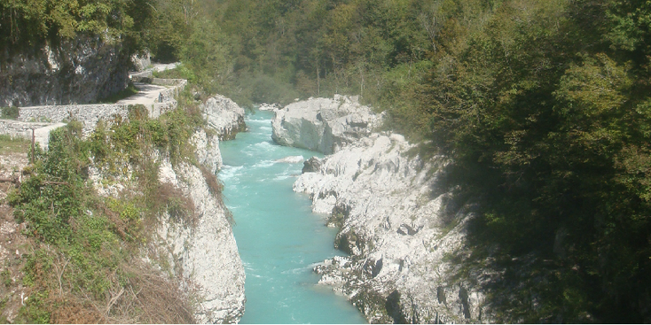 Kobarid-Soca-rivier-azuur-blauw-water-Slovenië